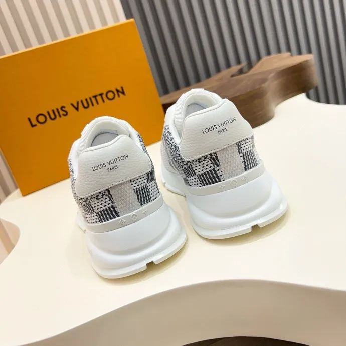 💰 640LV latest sports shoes! Select high-quality Monogram fly-knit fabric and have a square logo on the upper, highlighting the fashion of the 2025 men's series. The high-end and elegant upper made of absorbent film material collides with the dynamic ultra-light sole for texture, and the Louis Vuitton logo embellishes the back and outsole of the shoe.    SIZE 39-44 (38, 45 customized)